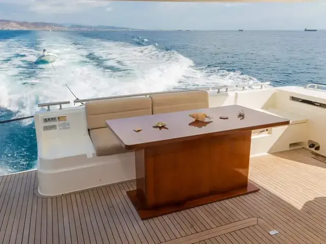 Ferretti Yachts 720