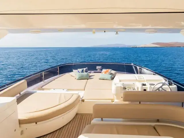 Ferretti Yachts 720