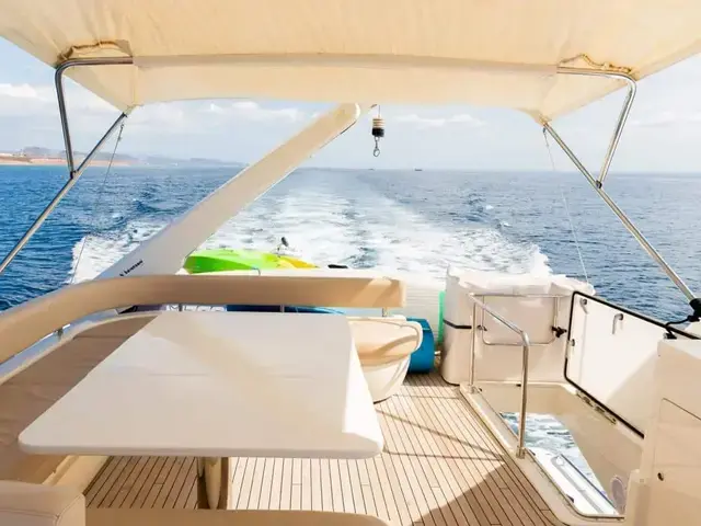 Ferretti Yachts 720