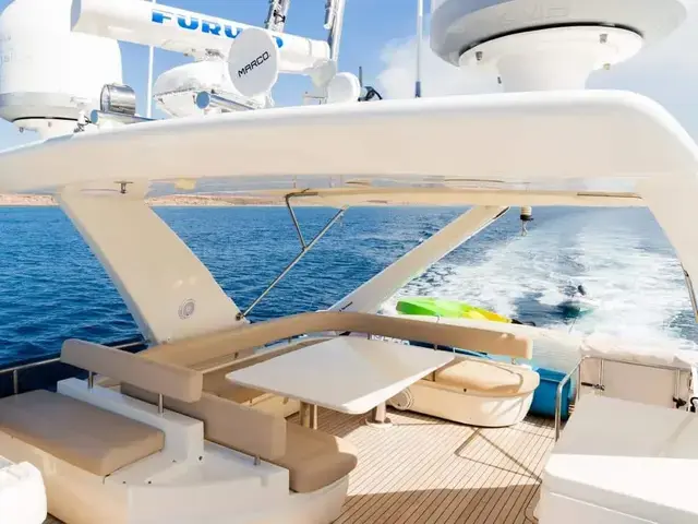 Ferretti Yachts 720