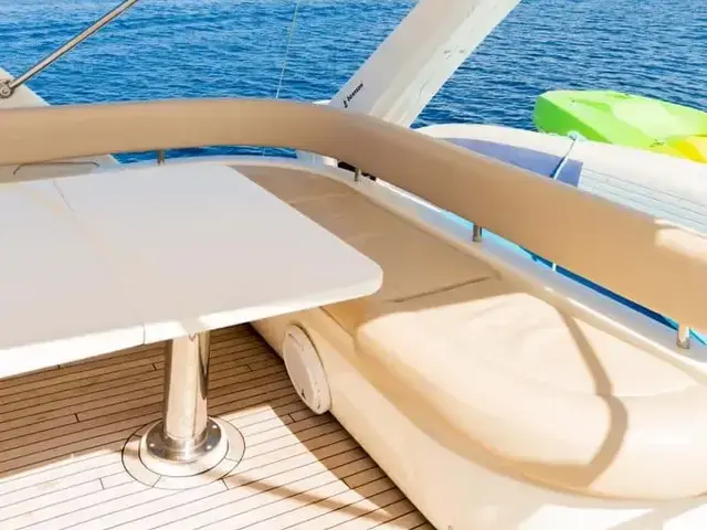 Ferretti Yachts 720