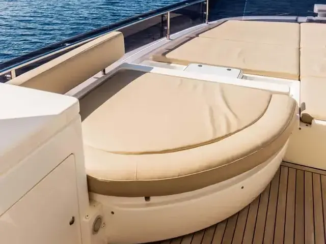 Ferretti Yachts 720