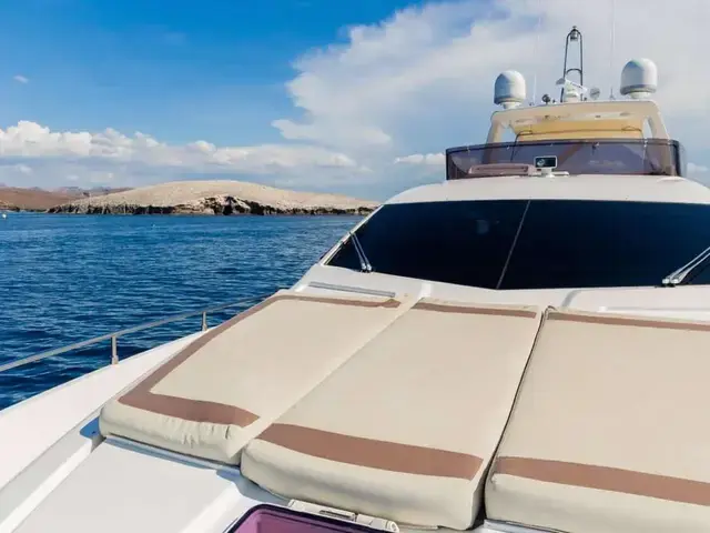 Ferretti Yachts 720