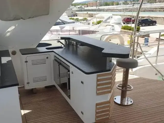 Benetti Delfino 93