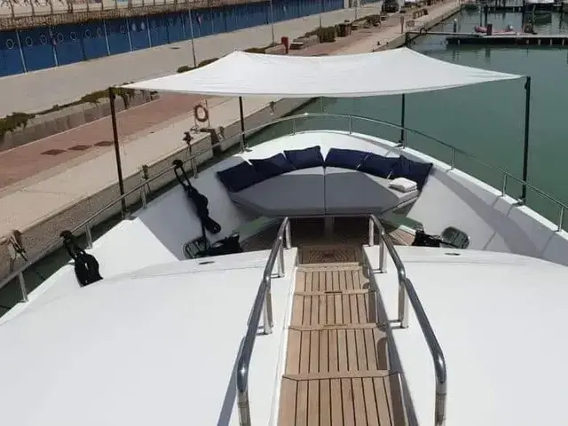 Benetti Delfino 93