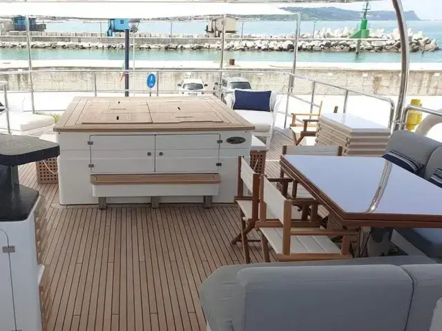 Benetti Delfino 93