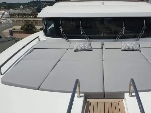 Benetti Delfino 93