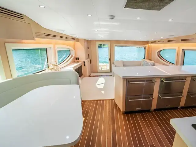 Hatteras 68 Convertible