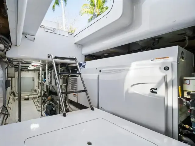 Hatteras 68 Convertible