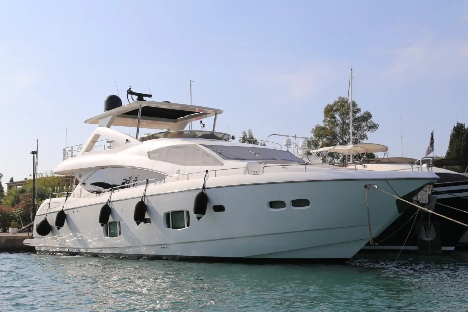 2011 Sunseeker 88 yacht