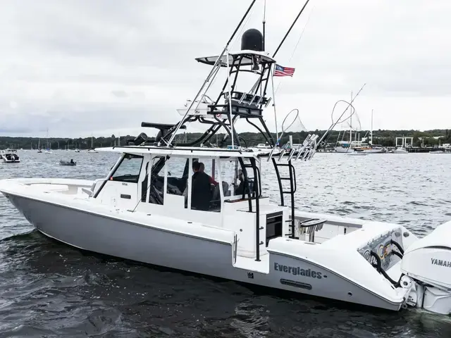 Everglades Boats 435 CC