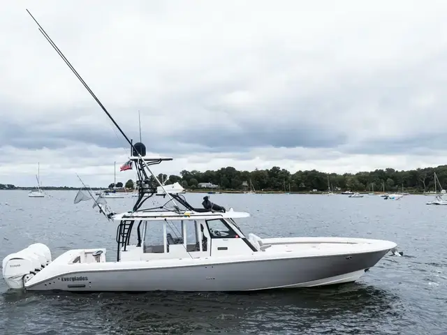 Everglades Boats 435 CC