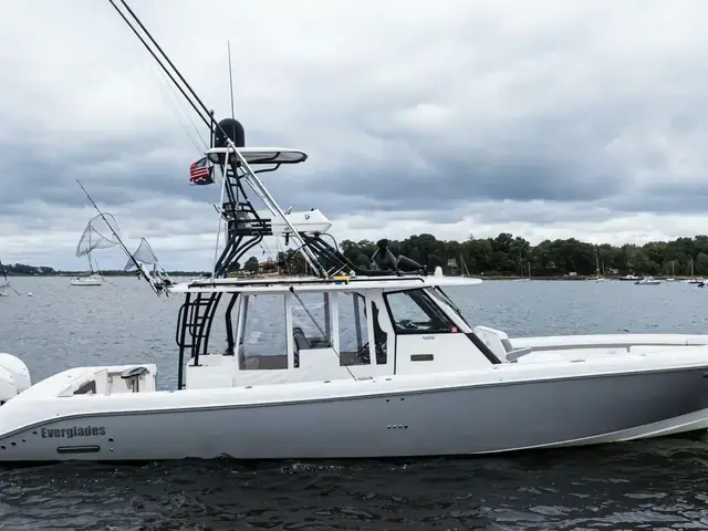 Everglades Boats 435 CC