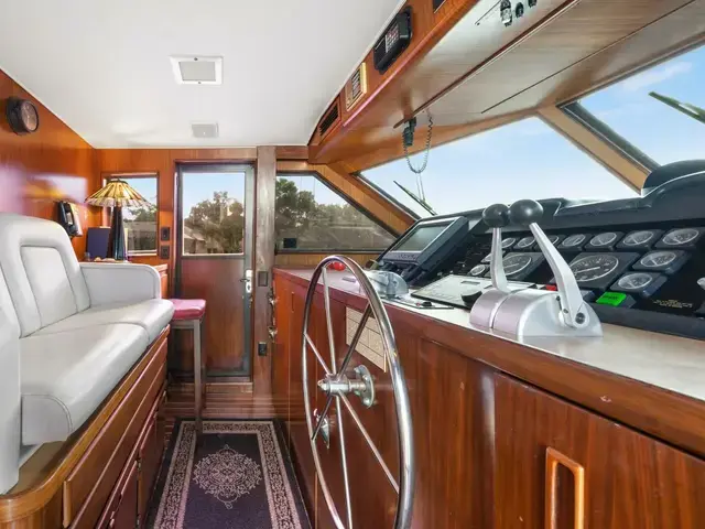 Hatteras Cockpit Motoryacht