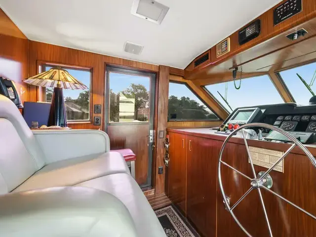 Hatteras Cockpit Motoryacht