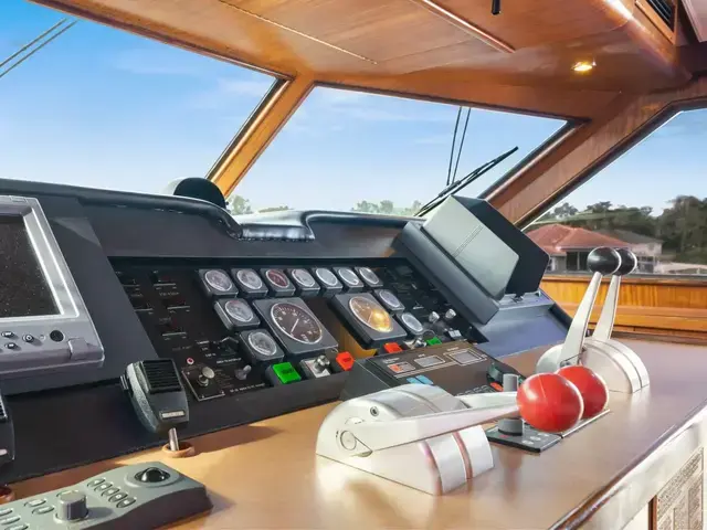 Hatteras Cockpit Motoryacht