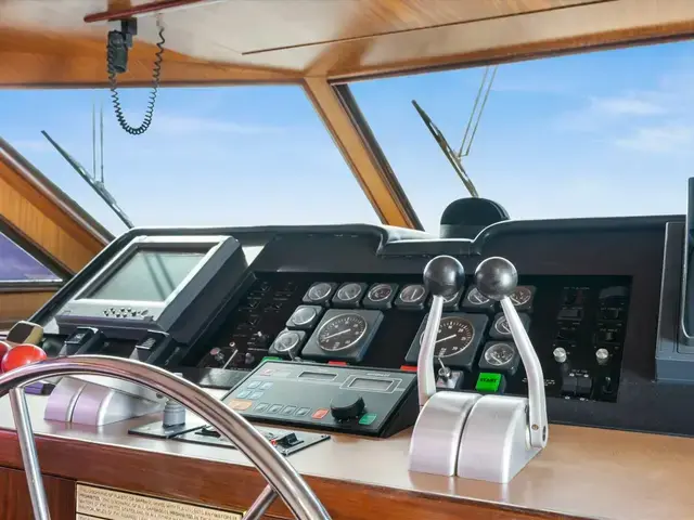 Hatteras Cockpit Motoryacht