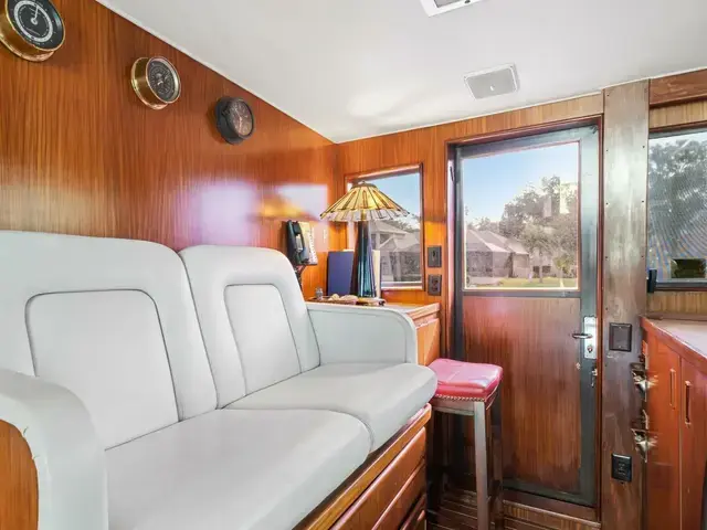 Hatteras Cockpit Motoryacht