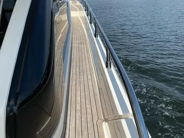 Ferretti Yachts 670