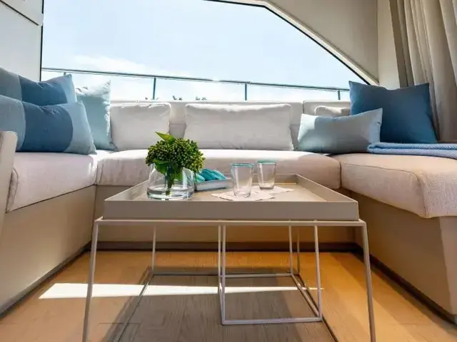 Ferretti Yachts 670