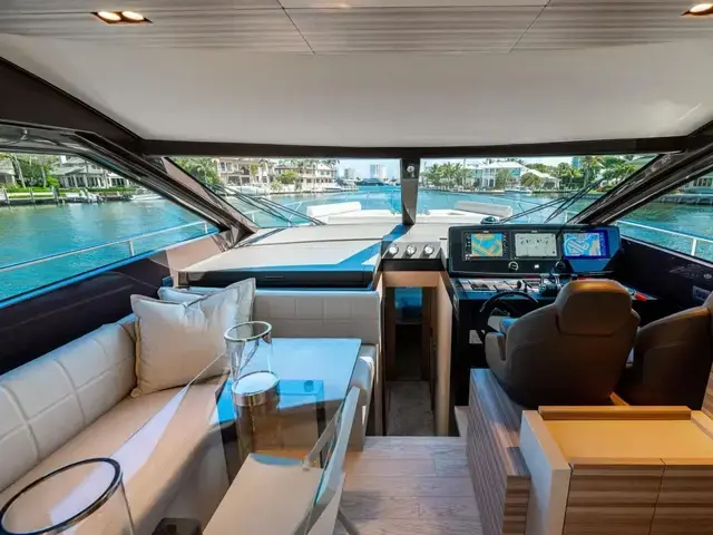 Ferretti Yachts 670