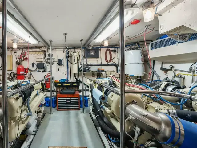 Hatteras Cockpit Motoryacht