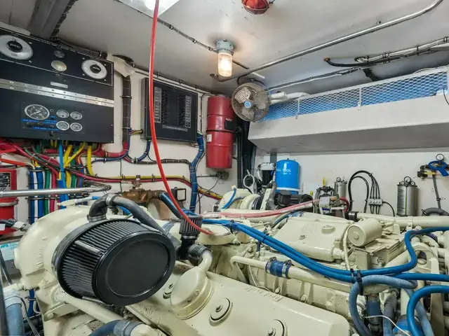 Hatteras Cockpit Motoryacht