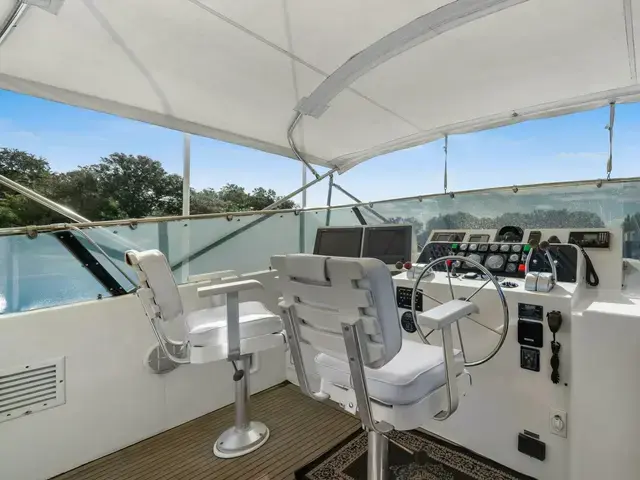 Hatteras Cockpit Motoryacht