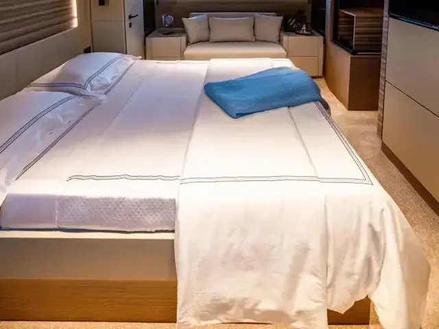 Ferretti Yachts 670