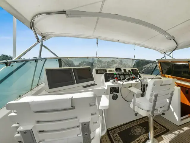 Hatteras Cockpit Motoryacht