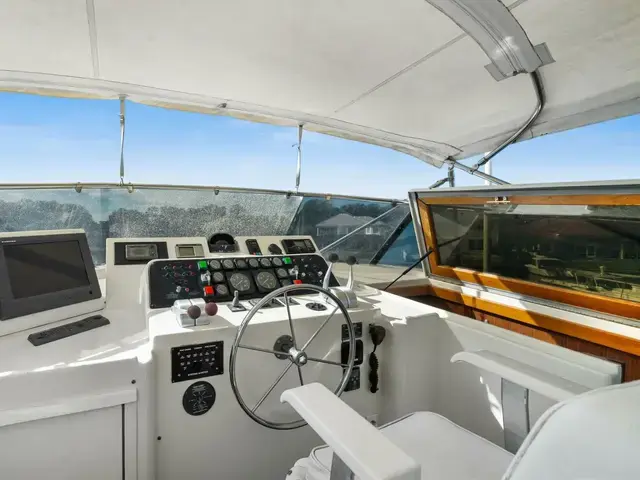 Hatteras Cockpit Motoryacht