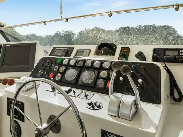 Hatteras Cockpit Motoryacht