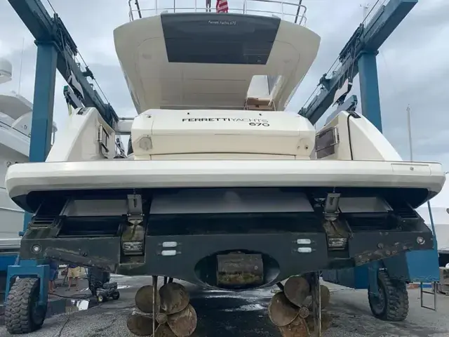 Ferretti Yachts 670