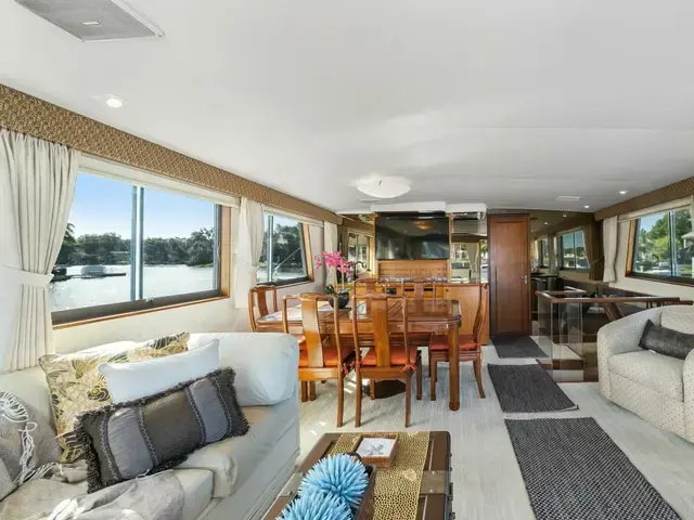 Hatteras Cockpit Motoryacht