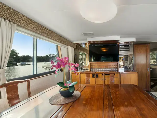 Hatteras Cockpit Motoryacht