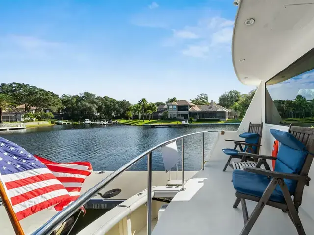 Hatteras Cockpit Motoryacht