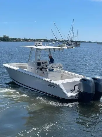 2011 Jupiter 26 fs center console