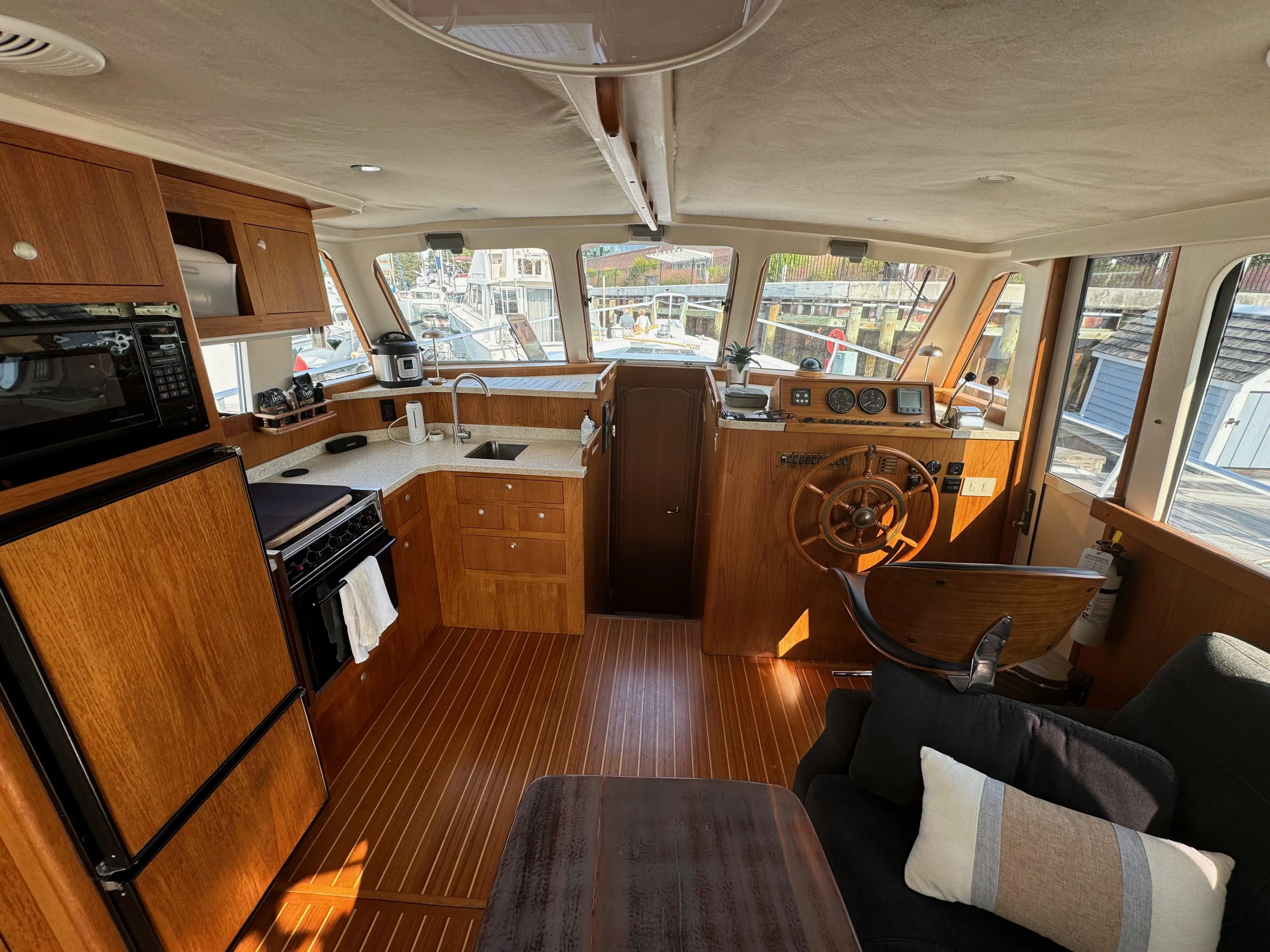 2002 Mainship 390 trawler