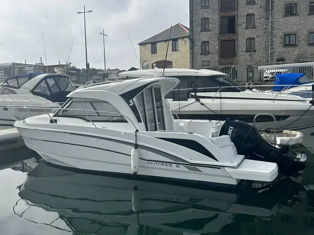 Beneteau Antares 8