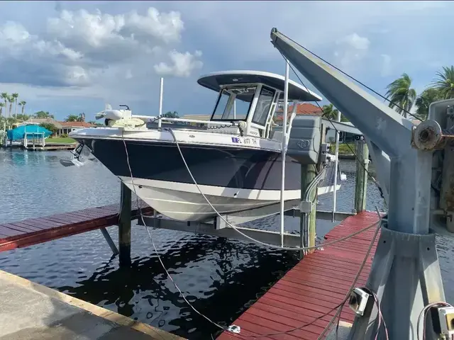 Robalo R272 Center Console