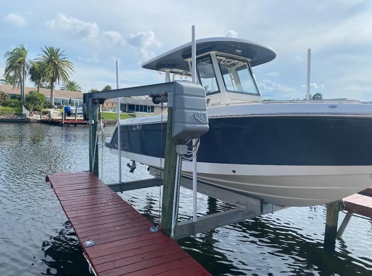 2021 Robalo r272 center console