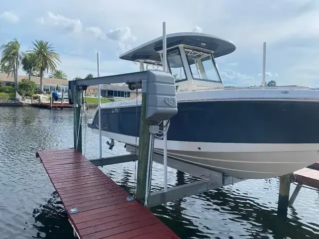 Robalo R272 Center Console