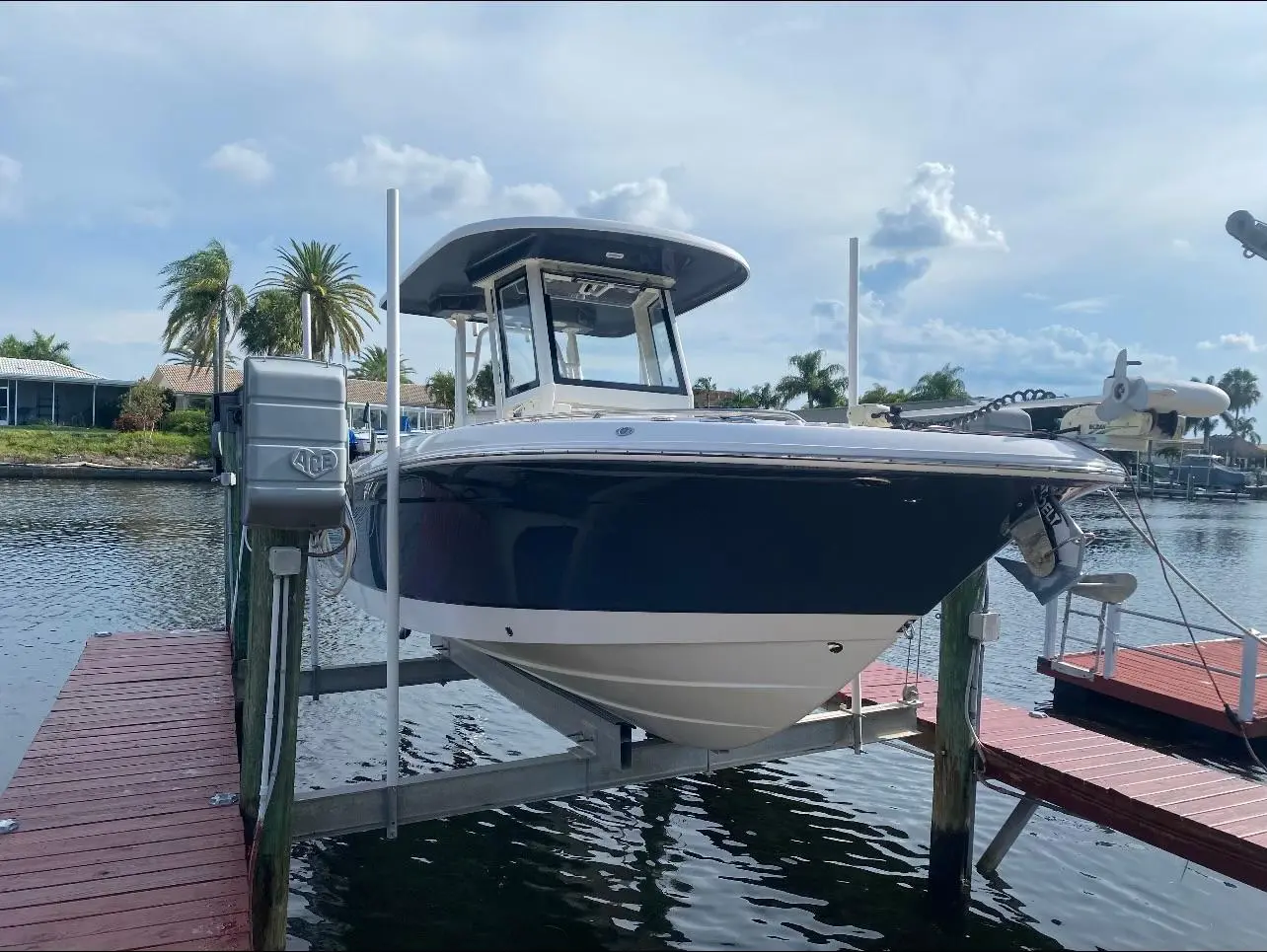 2021 Robalo r272 center console