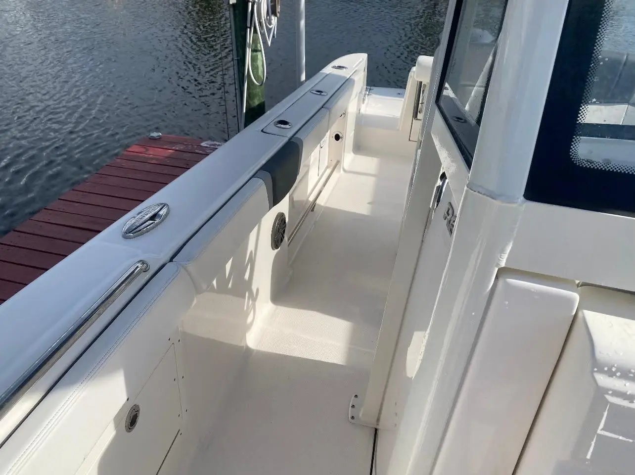 2021 Robalo r272 center console