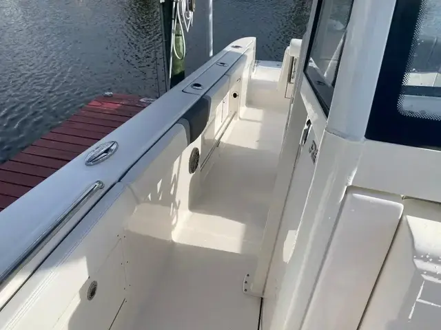 Robalo R272 Center Console