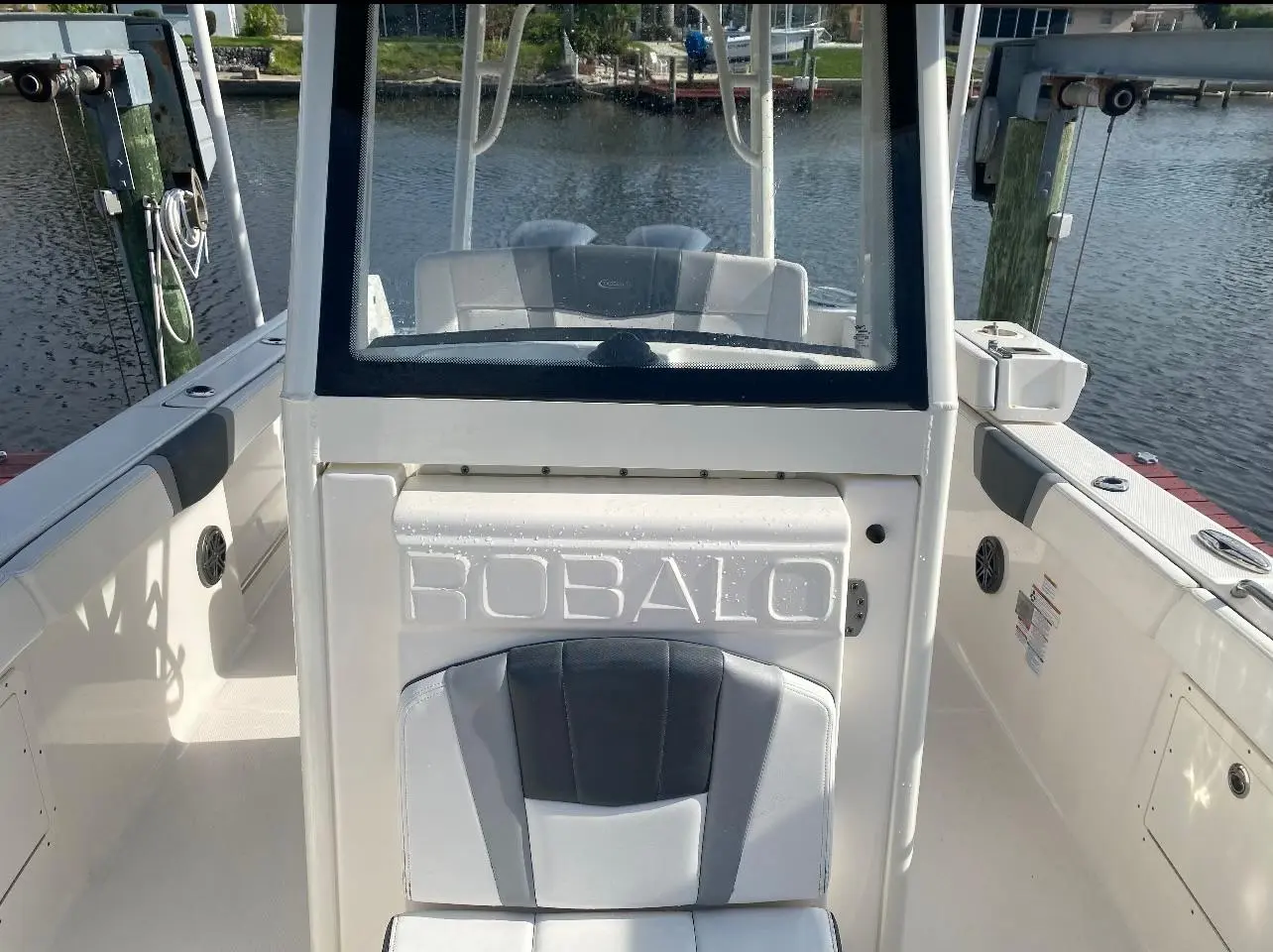 2021 Robalo r272 center console