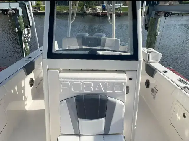 Robalo R272 Center Console