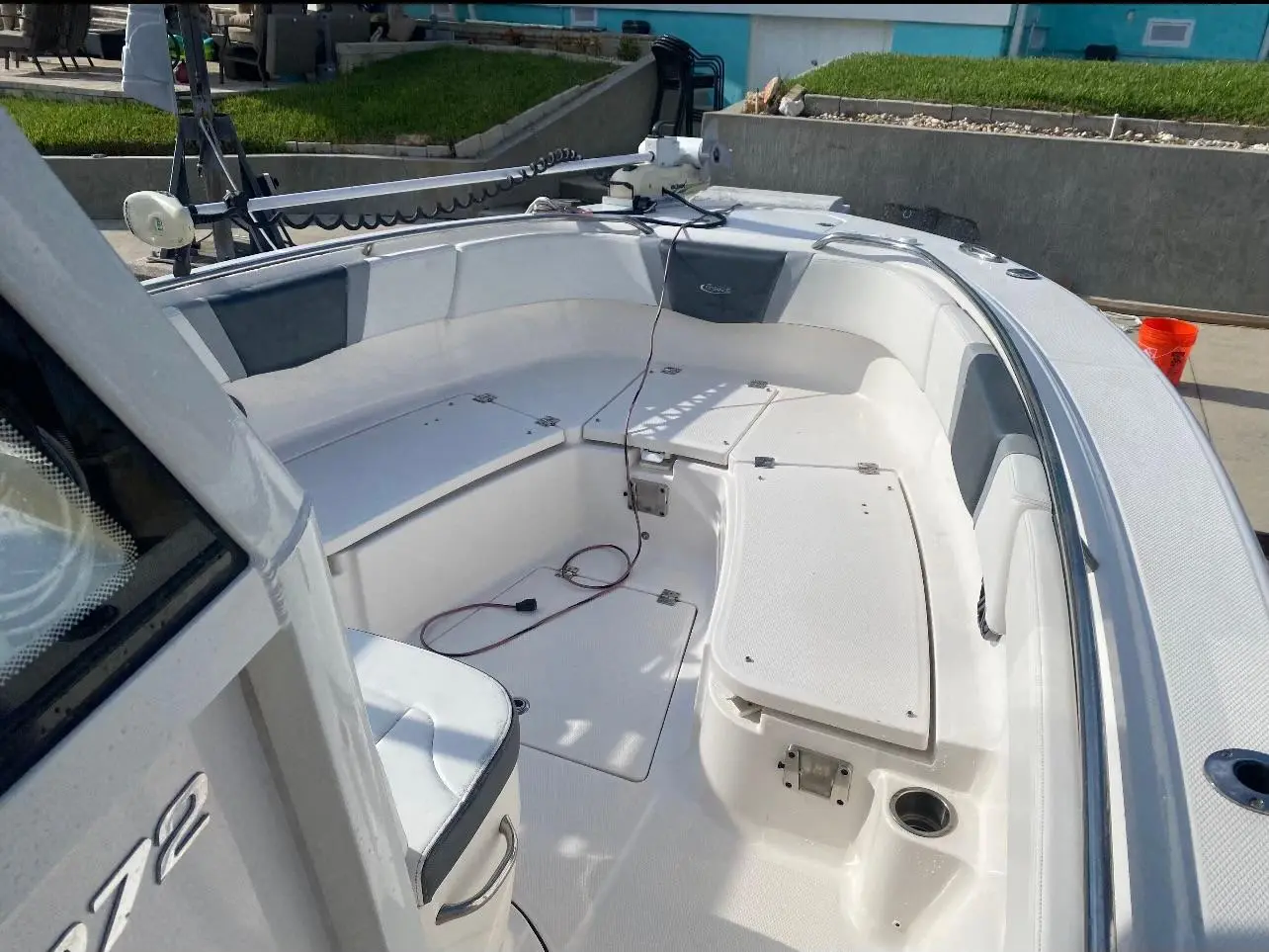 2021 Robalo r272 center console