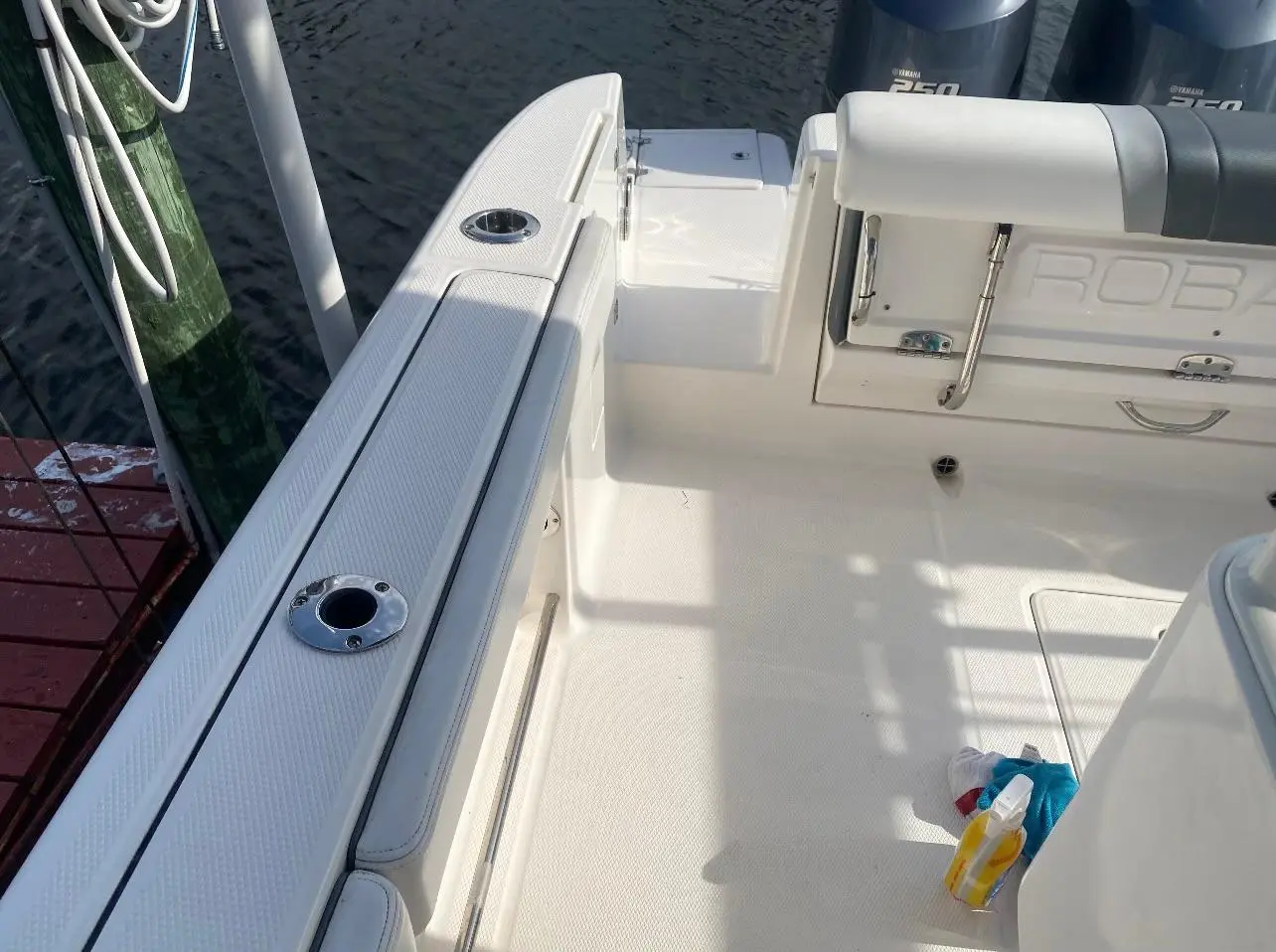 2021 Robalo r272 center console