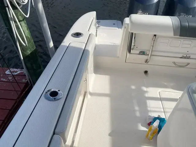 Robalo R272 Center Console